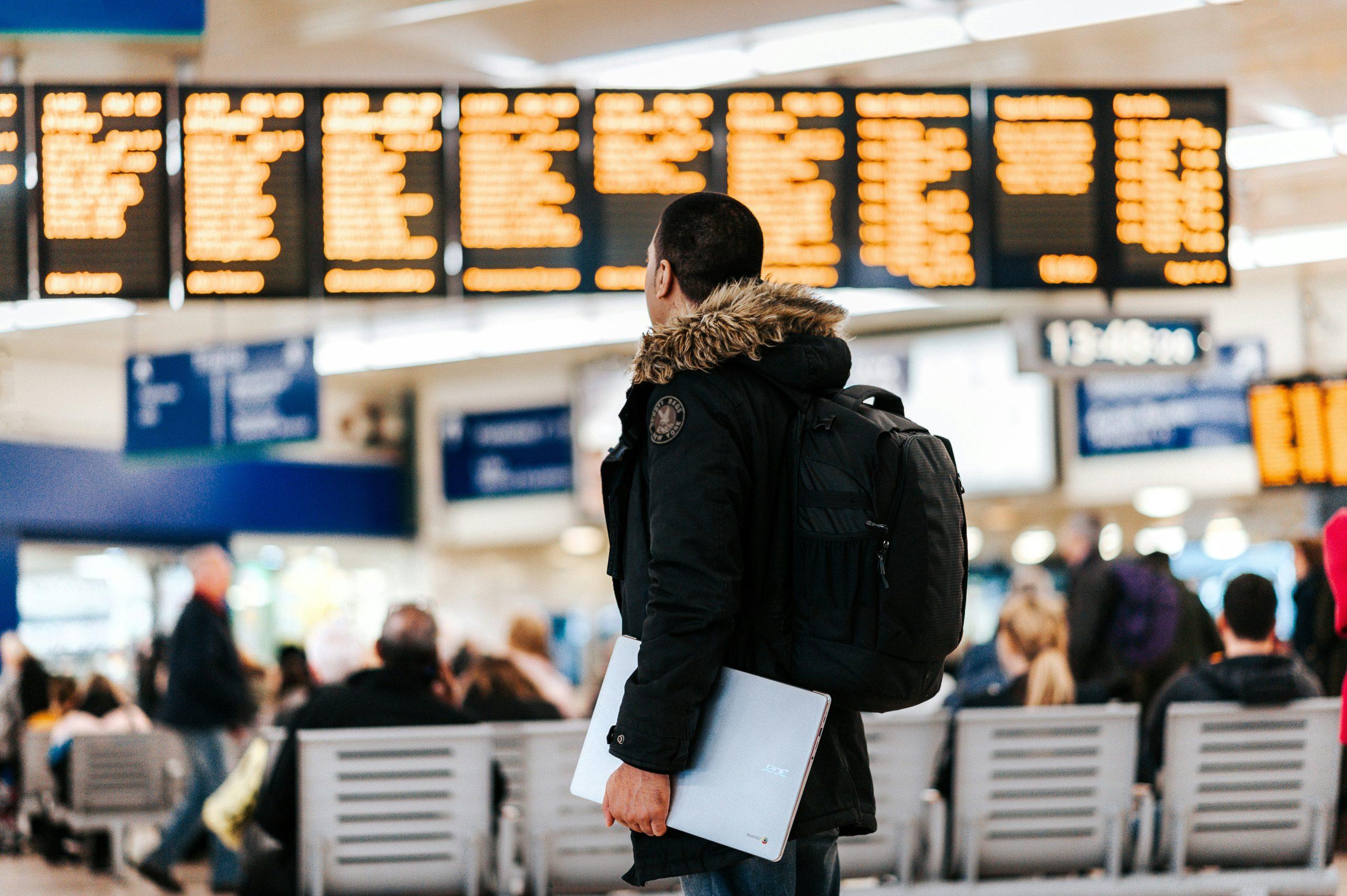 Ein Mann ist am Flughafen auf Geschäftsreise mit Lanes & Planes.